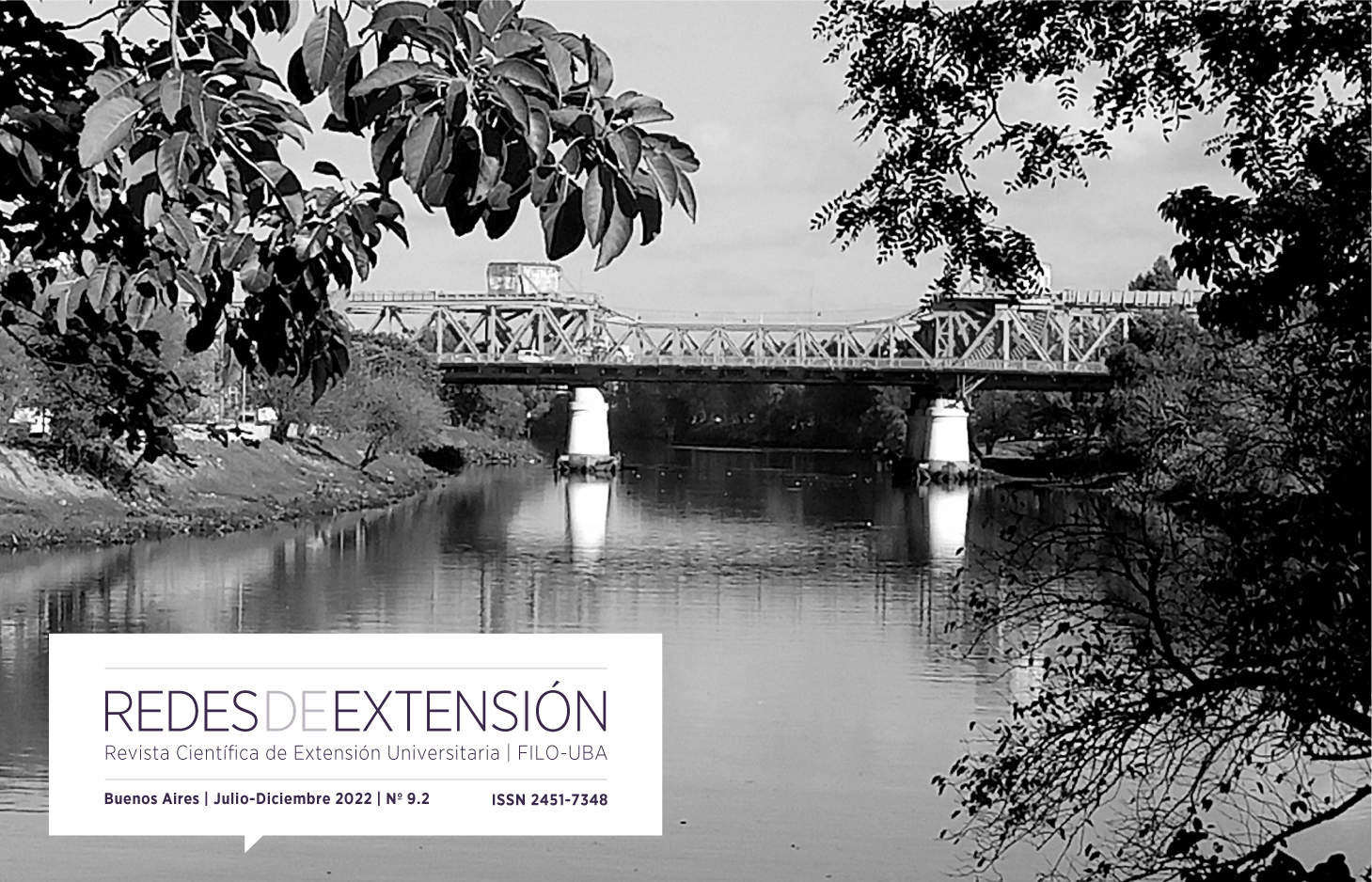 Fotografía en blanco y negro. "Puente Alsina" sobre el Riachuelo rodeado por una arboleda. Barrio de Pompeya, CABA, Argentina. En la actualidad el puente se denomina "Ezequiel Demonty" en conmemoración del joven víctima de la brutalidad policial en el año 2002.